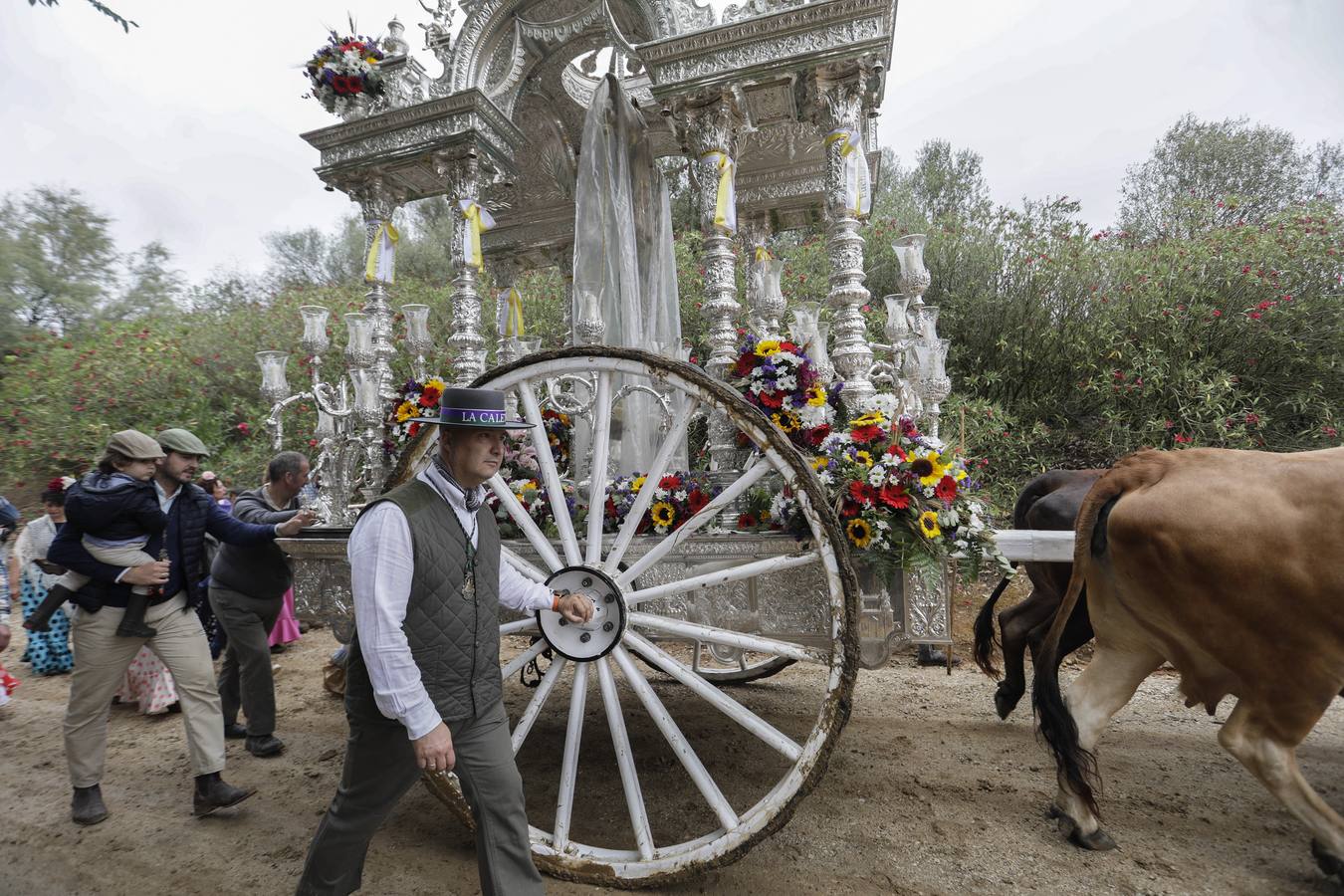 Diferentes momentos del paso de hermandades, este martes, por el Vado de Quema