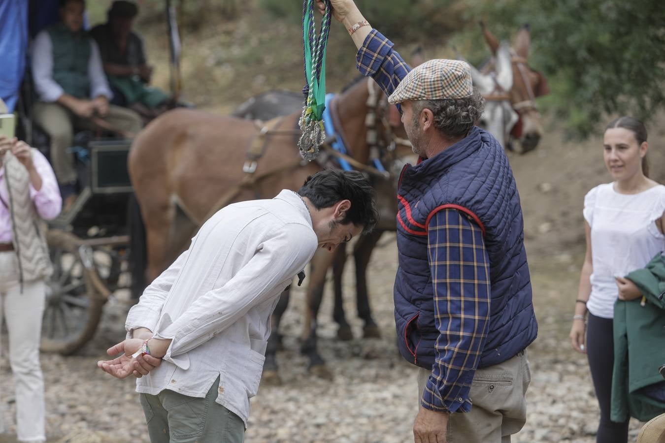 Diferentes momentos del paso de hermandades, este martes, por el Vado de Quema
