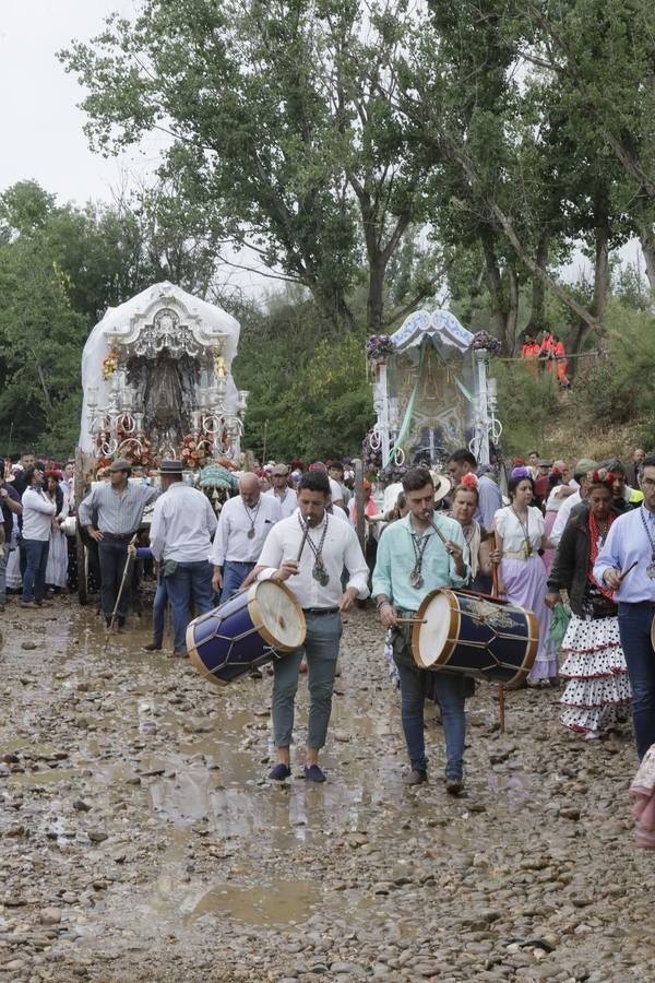 Diferentes momentos del paso de hermandades, este martes, por el Vado de Quema