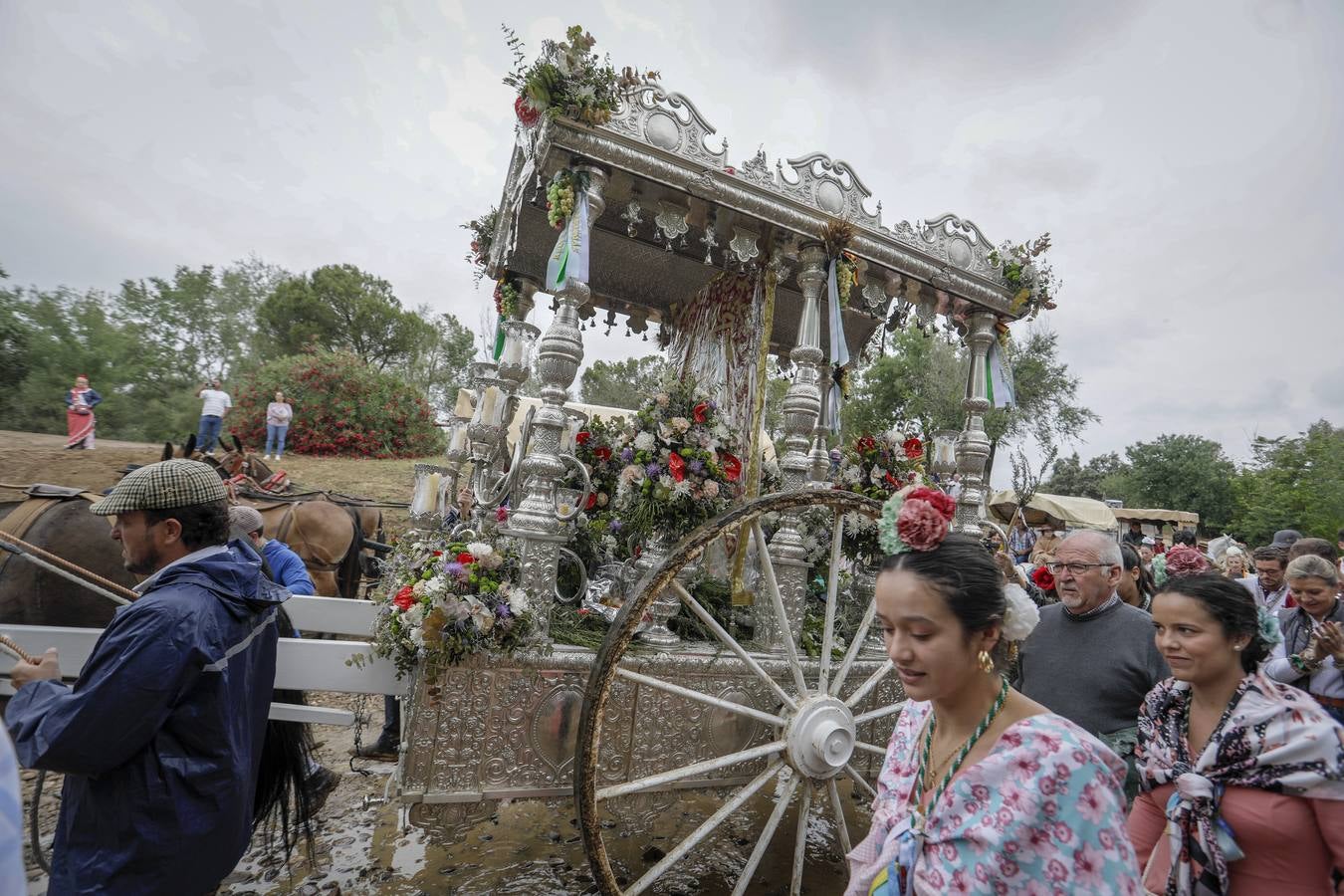 Diferentes momentos del paso de hermandades, este martes, por el Vado de Quema