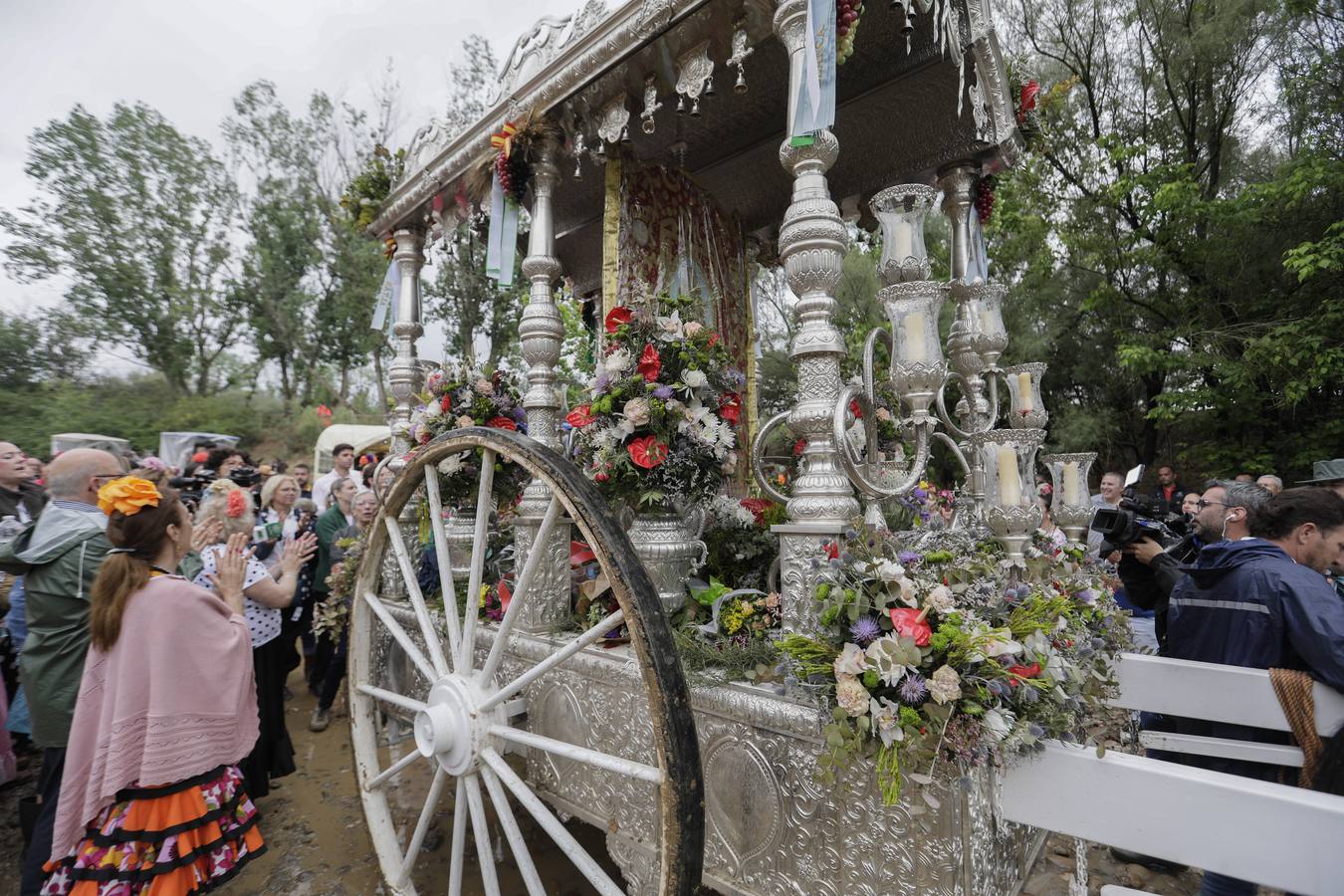 Diferentes momentos del paso de hermandades, este martes, por el Vado de Quema