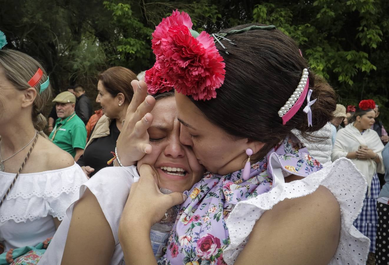 Diferentes momentos del paso de hermandades, este martes, por el Vado de Quema