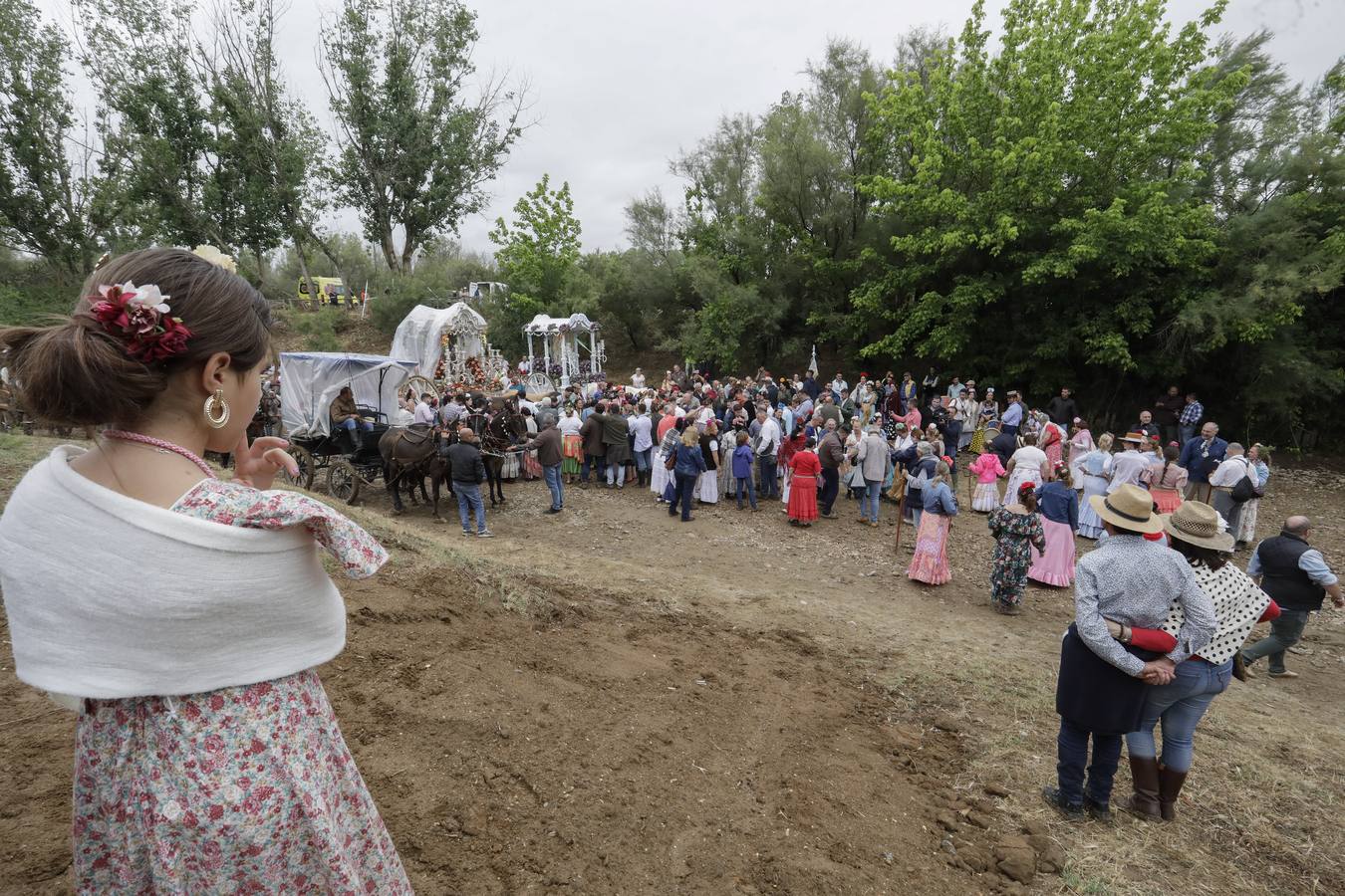 Diferentes momentos del paso de hermandades, este martes, por el Vado de Quema