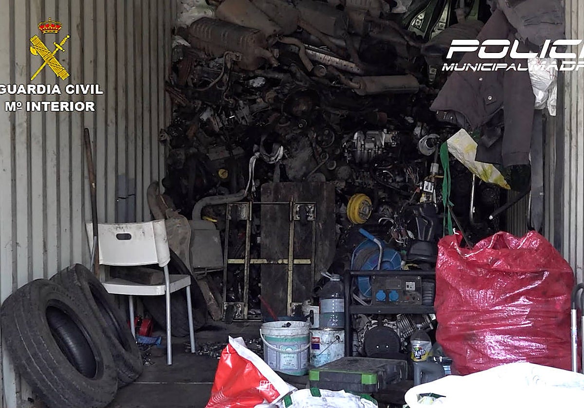 Los vehículos despiezados, en un contenedor para ser exportados a África