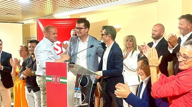 El ministro Bolaños a la finalización del mitin bajo la atenta mirada de uno de los detenidos en la presunta trama de compra de votos.