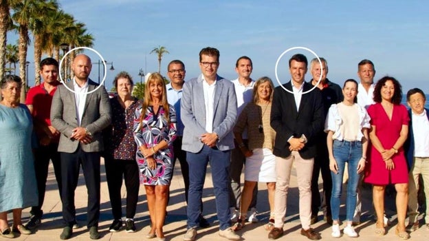 Los dos detenidos, bajo círculo, junto al resto de miembros de la candidatura del PSOE de Mojácar.