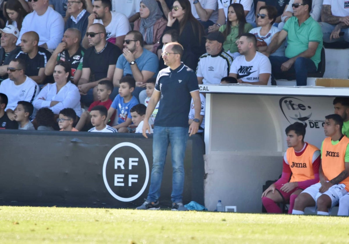 El entrenador del Ceuta, José Juan Romero, en la banda del Murube en el partido ante el Córdoba