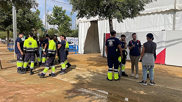 Jóvenes alumnos de FP del Instituto Galileo Galilei en prácticas en Protección Civil en la Feria de Córdoba