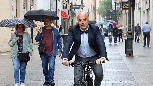 Hurtado, en la calle Gondomar con su bicicleta