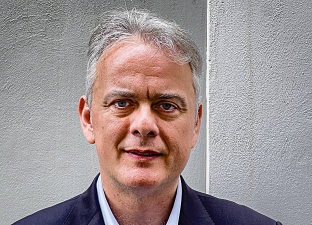 El candidato de Unides Podem-EU a la Presidencia de la Generalitat, Héctor Illueca, posa para ABC en Valencia