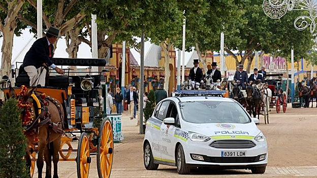 Una patrulla de la Policía Local en la Feria de Córdoba