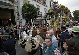 Sevilla se despierta antes del alba para acompañar a las carretas del Rocío