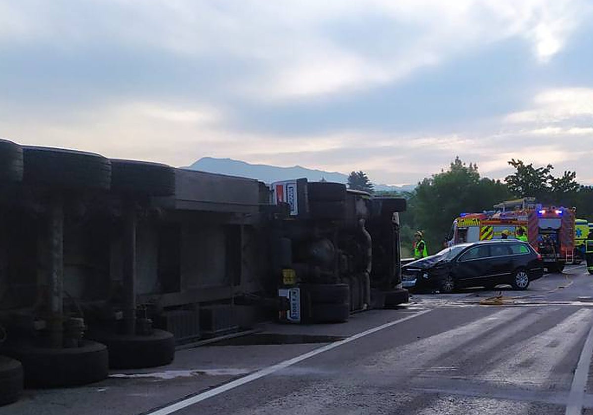 El camión, volcado tras producirse la colisión