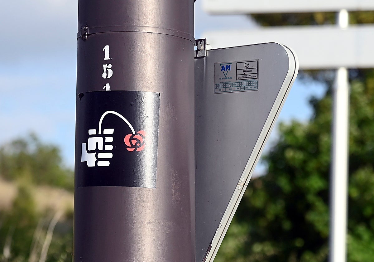 Una de las pegatinas colocadas en una señal de tráfico en Burgos