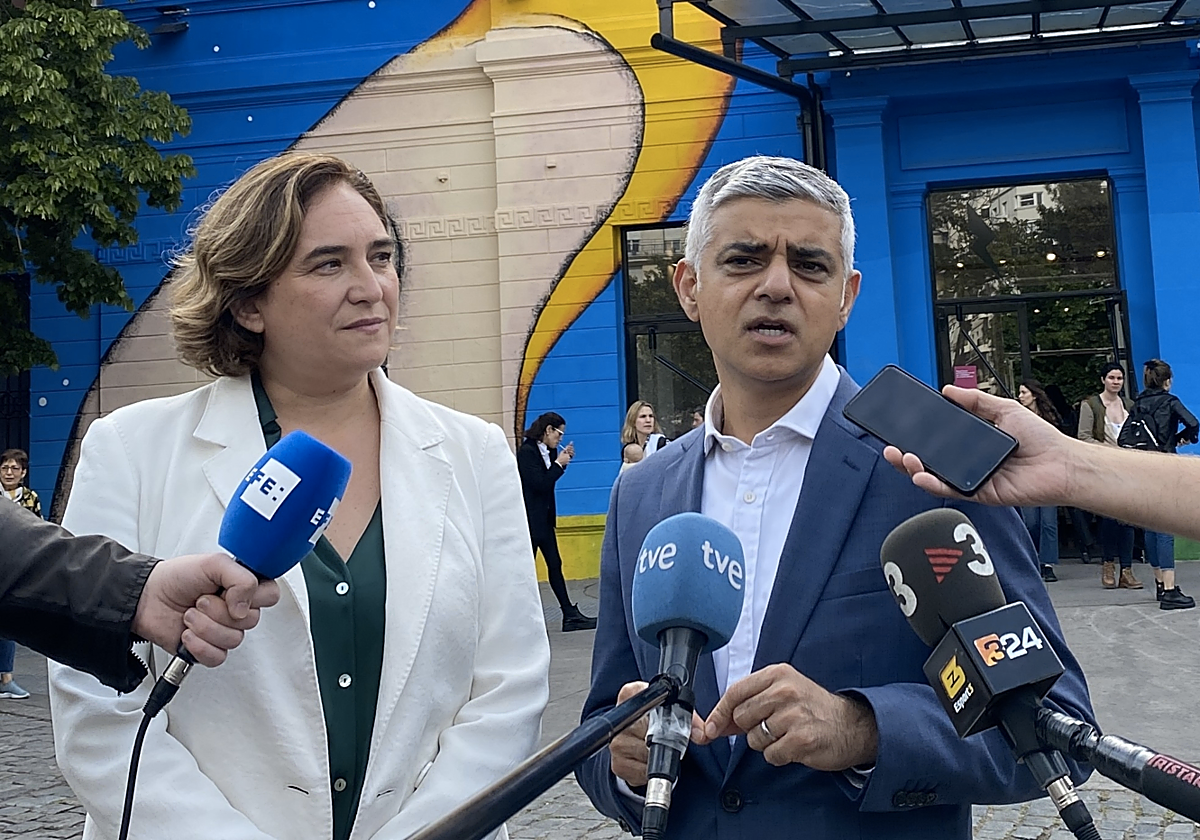 Ada Colau y Sadiq Khan, alcalde de Londres, en una reunión en Buenos Aires el pasado mes de octubre