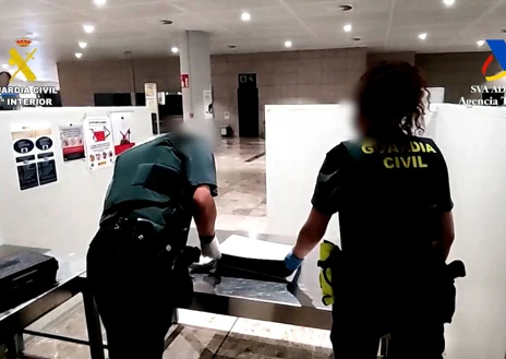 Imagen secundaria 1 - Descubren a una mujer con tres kilos de cocaína escondidos en una PlayStation 5 en el aeropuerto de Alicante