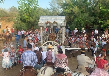 El Rocío de Córdoba entra en las 'aguas sagradas' del vado del Quema