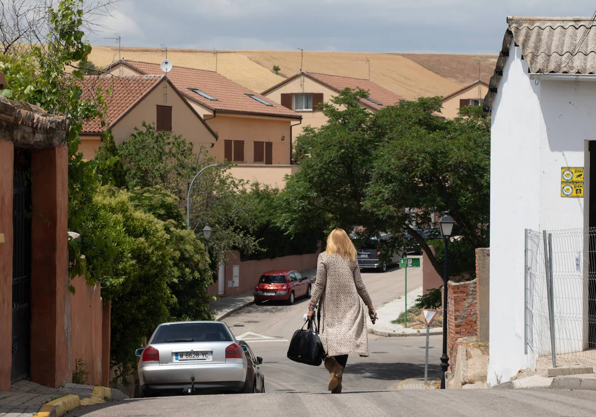 Una mujer camina por las calles de Valdepiélagos, en el noreste de la Comunidad de Madrid