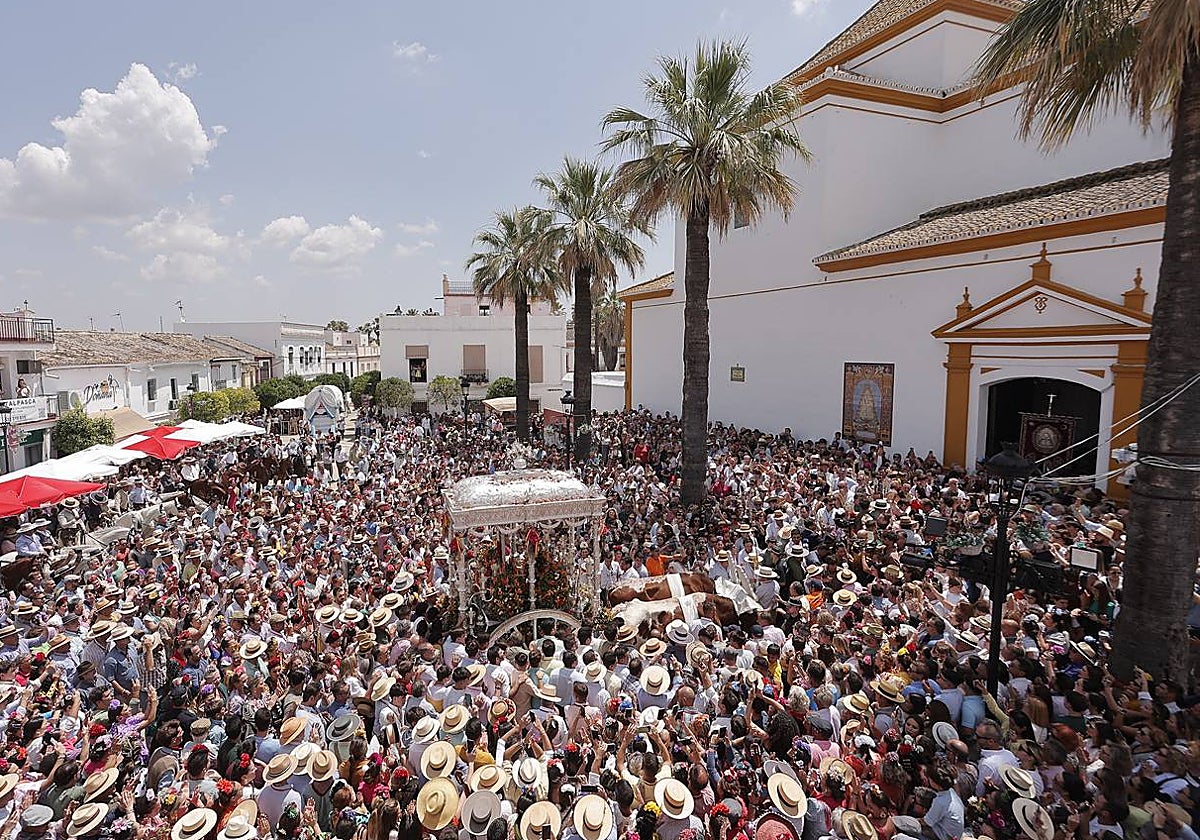 Multitudinario paso de las hermandades del Rocío por Villamanrique de la Condesa