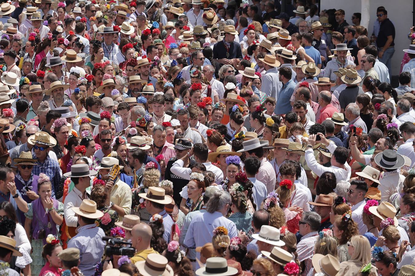 Ambiente del paso de algunas hermandades del Rocío por Villamanrique de la Condesa