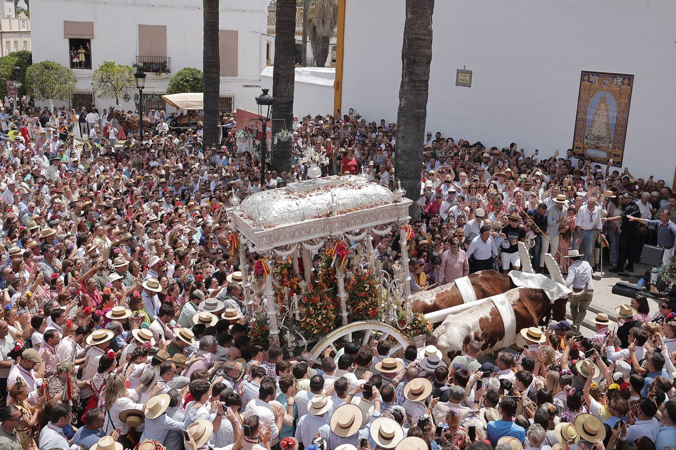 Ambiente del paso de algunas hermandades del Rocío por Villamanrique de la Condesa