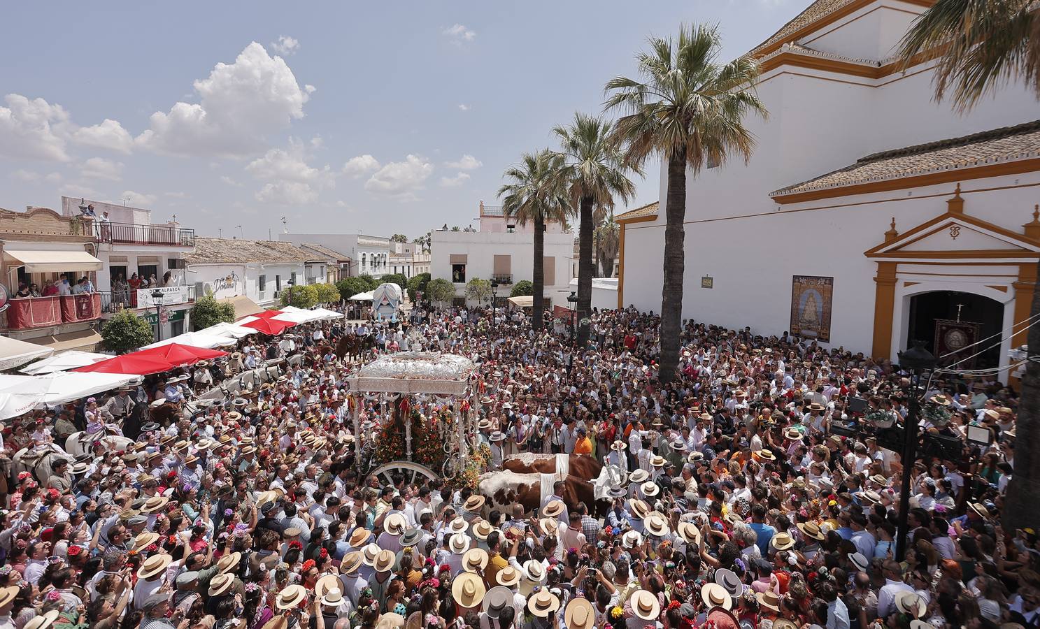 Ambiente del paso de algunas hermandades del Rocío por Villamanrique de la Condesa