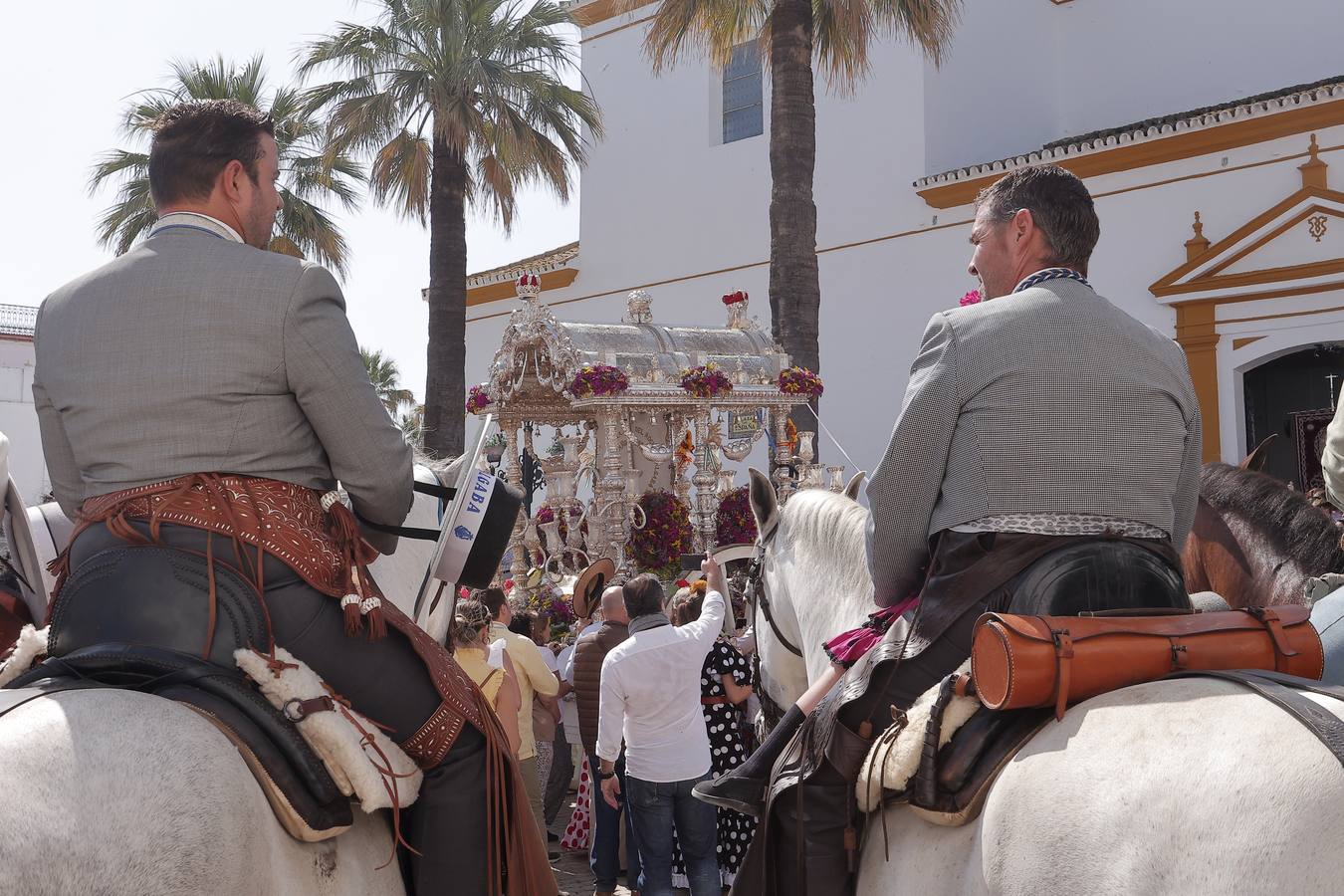 Ambiente del paso de algunas hermandades del Rocío por Villamanrique de la Condesa
