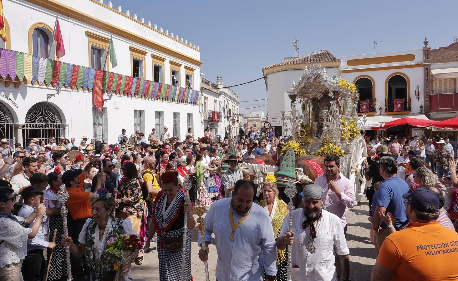 Ambiente del paso de algunas hermandades del Rocío por Villamanrique de la Condesa