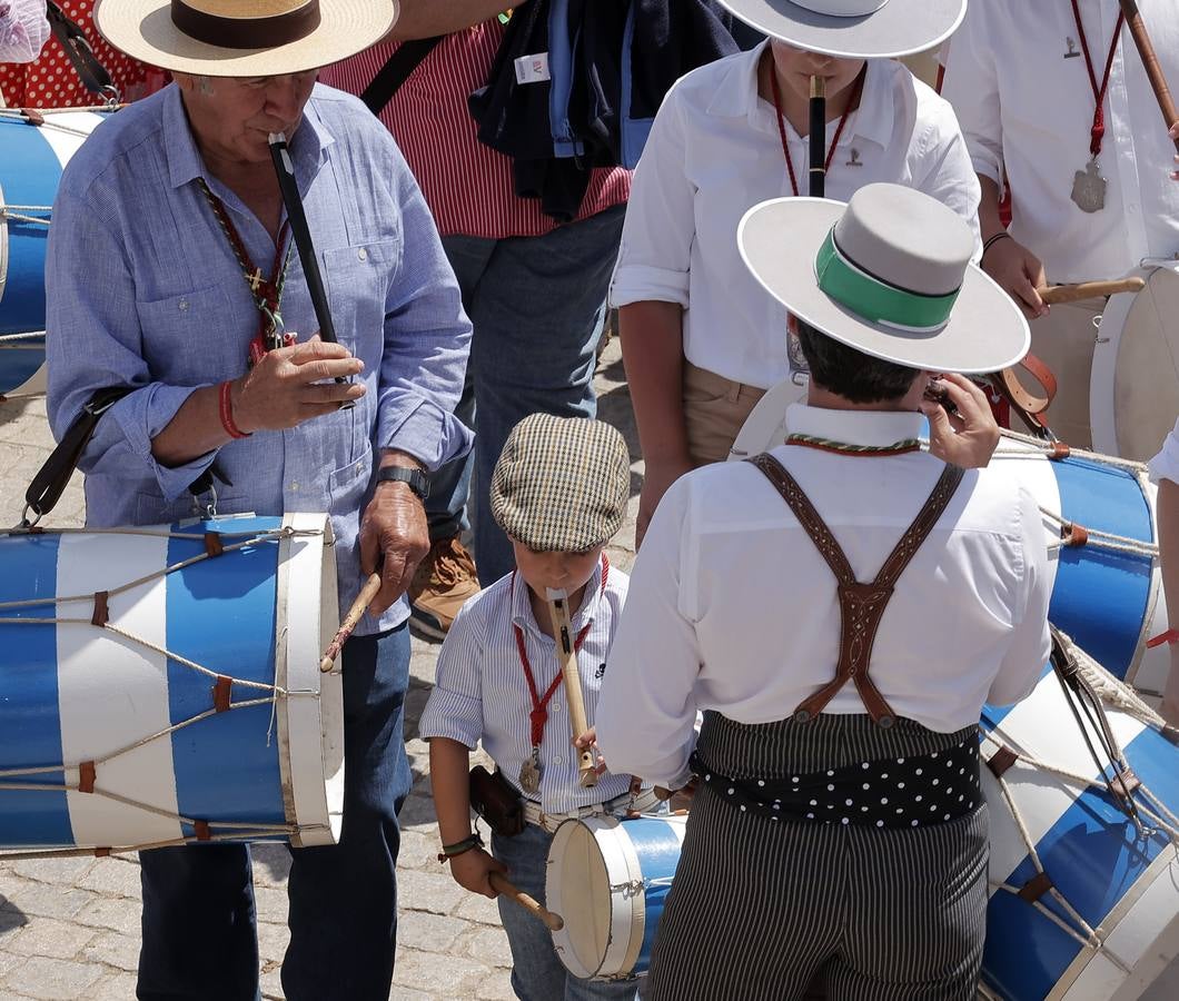 Ambiente del paso de algunas hermandades del Rocío por Villamanrique de la Condesa