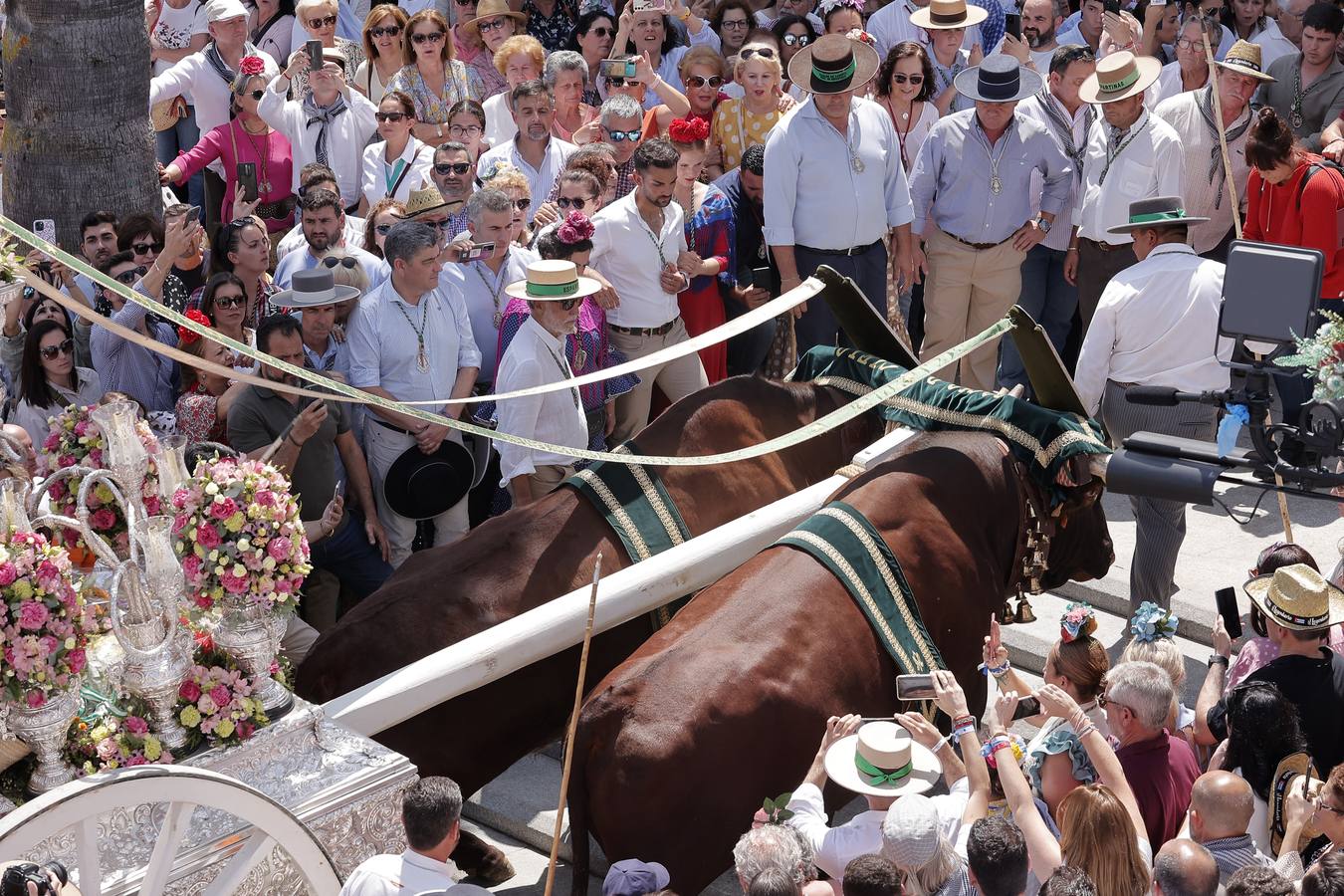 Ambiente del paso de algunas hermandades del Rocío por Villamanrique de la Condesa