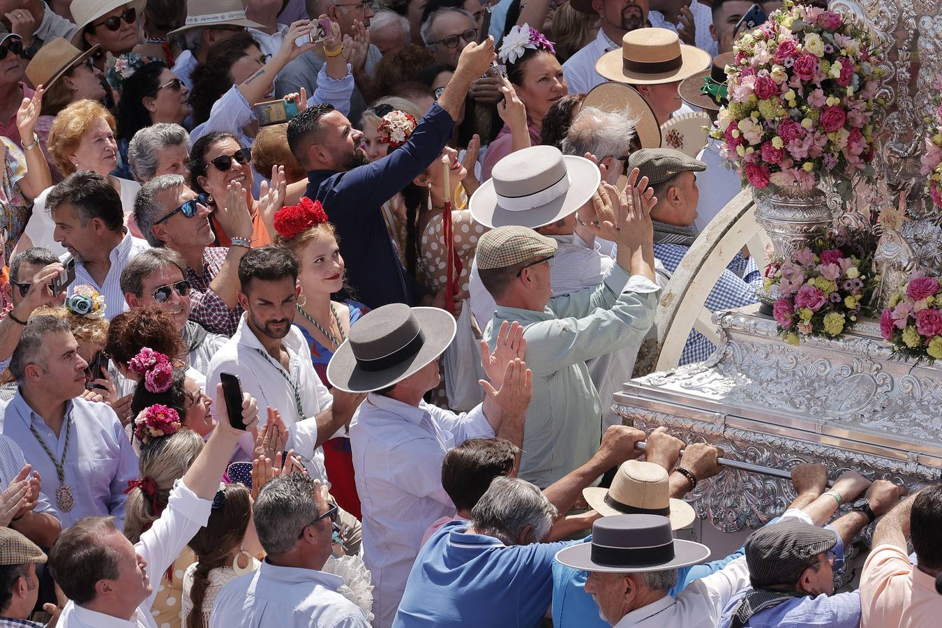 Ambiente del paso de algunas hermandades del Rocío por Villamanrique de la Condesa