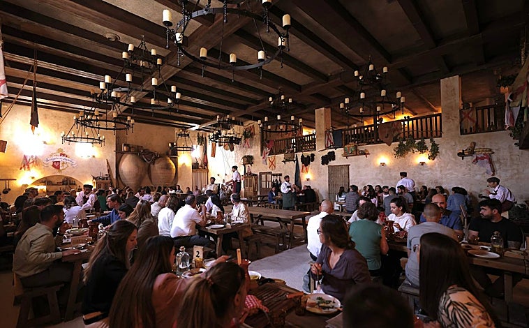 Imagen principal - Tercera gran novedad del año en Puy du Fou: El Bodegón del Capitán, restaurante-espectáculo