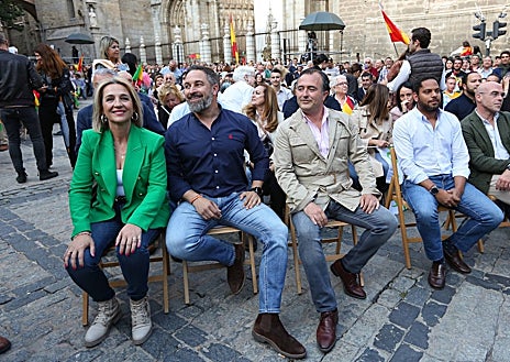 Imagen secundaria 1 - En las imágenes diferentes momentos del cierre de campaña de Vox en la plaza del Ayuntamiento. Abascal y los candidatos a la alcaldía y a la Junta. A la derecha, David Moreno durante su intervención