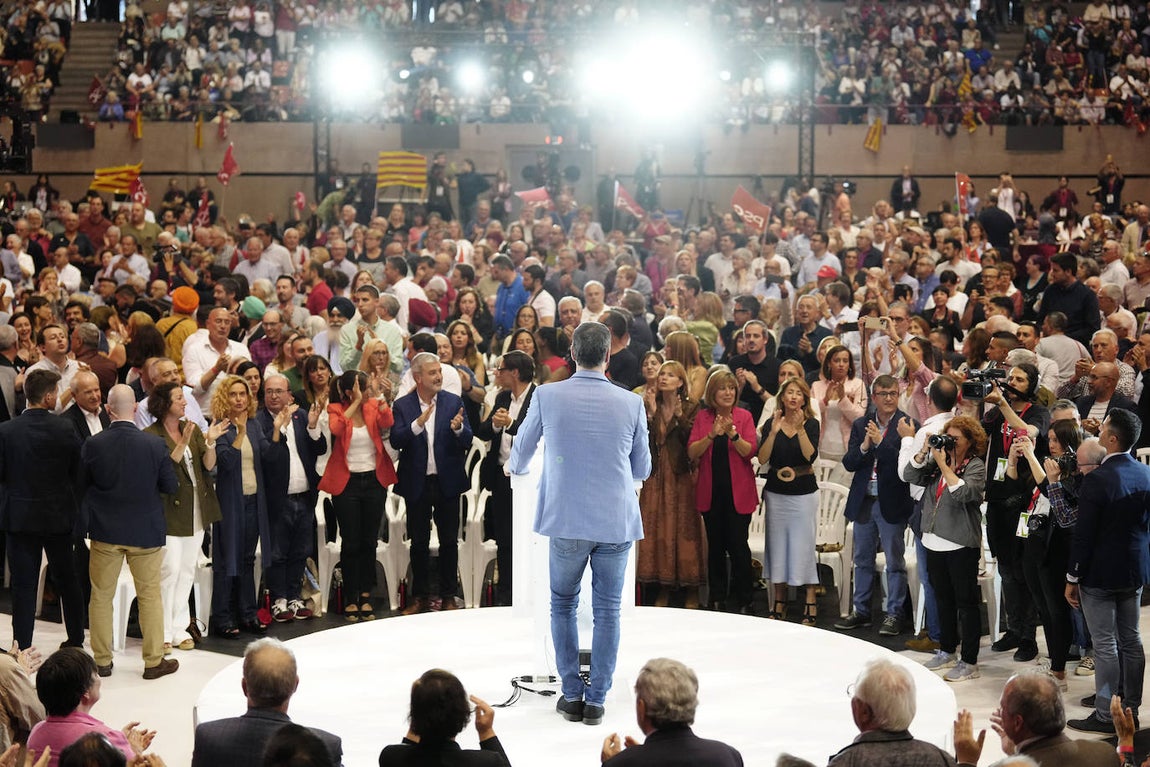 Sánchez, en el foco. Pese a unos activistas climáticos que intentaron boicotear su acto, el presidente del Gobierno eligió Barcelona para cerrar la campaña. Collboni puede devolver al PSC la alcaldía de la ciudad condal.