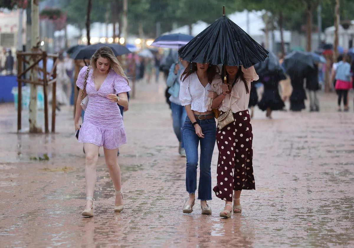 El tiempo Córdoba fin de semana: Lluvia Feria de Córdoba 2023 | Un fuerte  aguacero empapa la noche del jueves en El Arenal