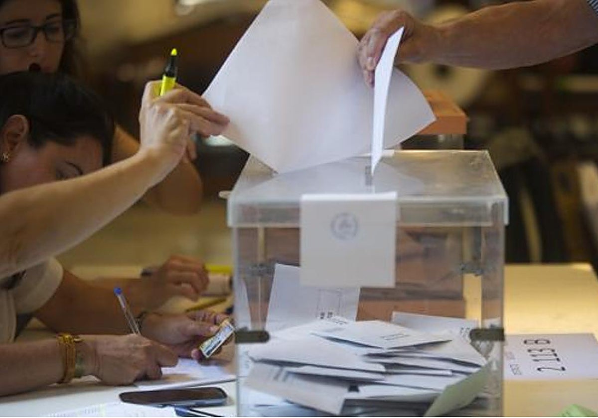 Imagen de una persona votando en unas elecciones municipales