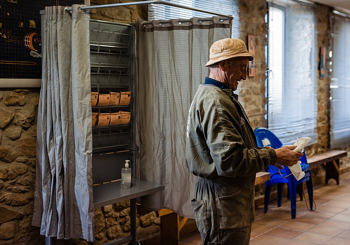 Fotografía de archivo en una jornada electoral en un pueblo de Soria