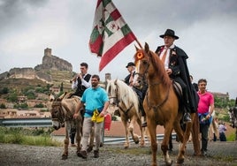 Atienza se baja del caballo para votar este domingo 28 de mayo