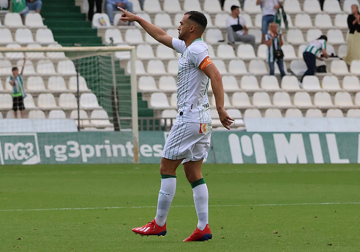 De las Cuevas, el hombre del partido con un doblete