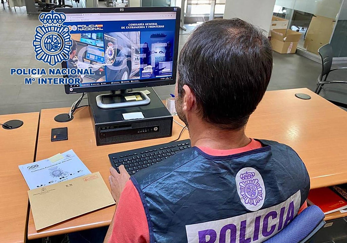 Imagen de un agente de la Policía Nacional