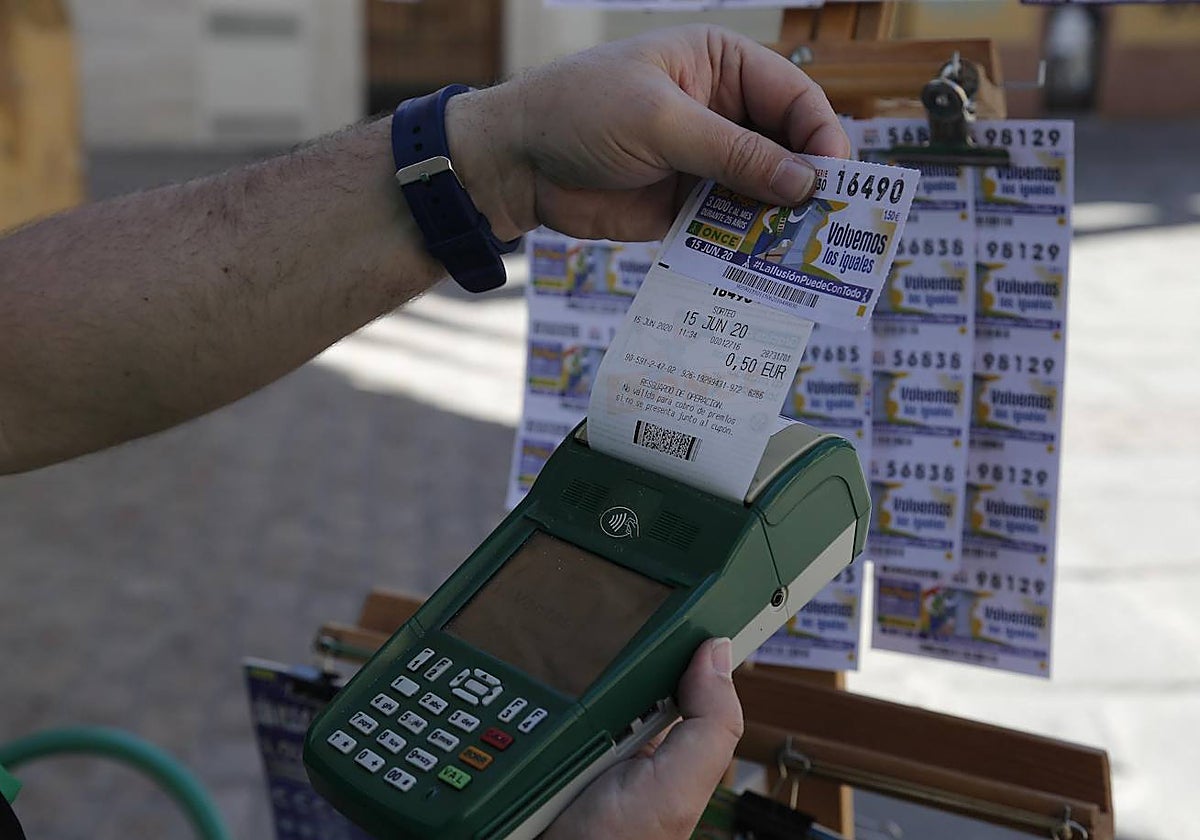Imagen de archivo de un vendedor de la ONCE