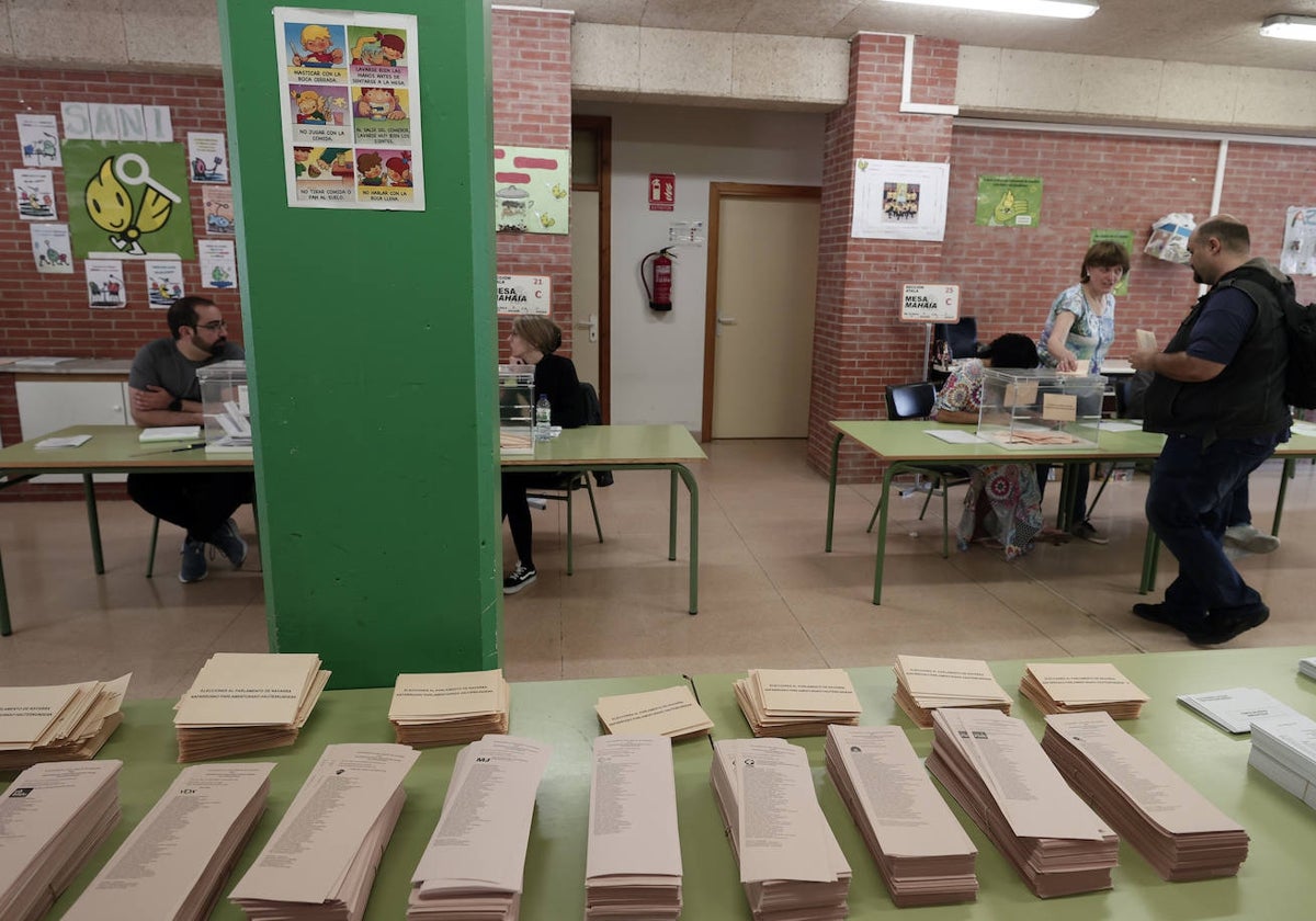 Un navarro ejerce su derecho al voto