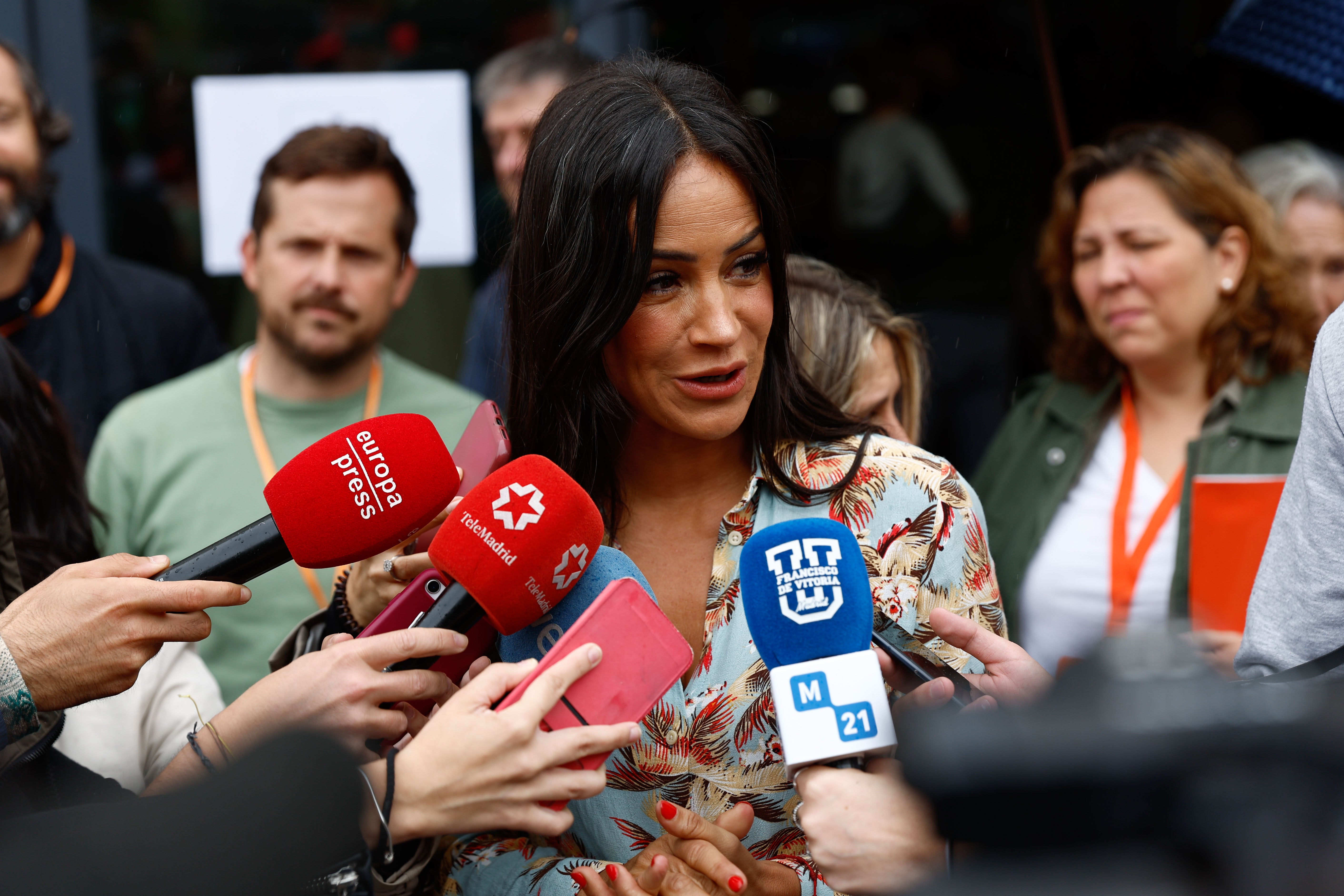 La candidata de Ciudadanos a la Alcaldía de Madrid, Begoña Villacís, atiende a los medios este domingo, durante una visita al colegio electoral del CEIP Alfredo Di Stéfano tras votar fuera de Madrid.