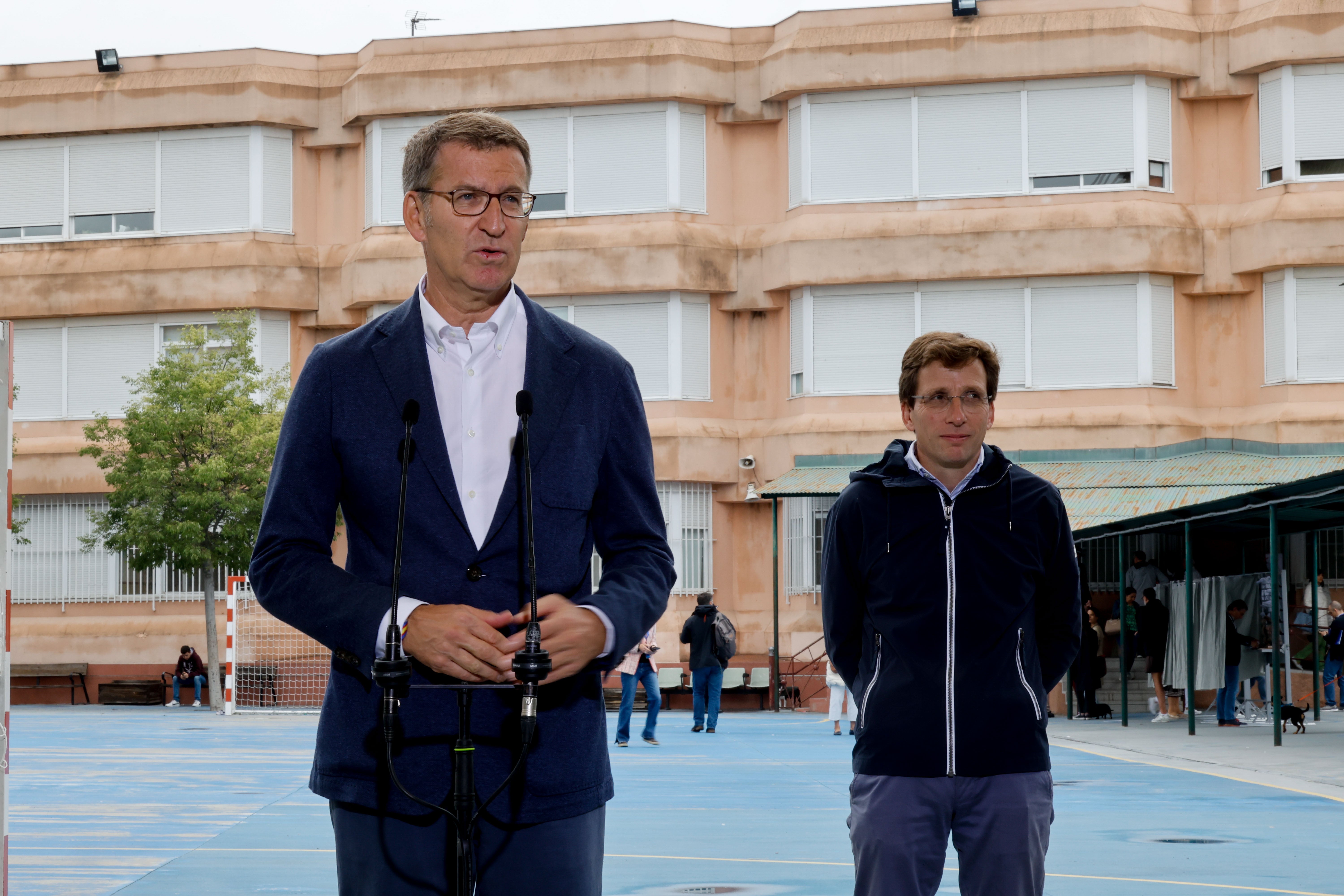 El presidente del Partido Popular, Alberto Núñez Feijóo (i) hace declaraciones a los medios junto al alcalde de Madrid, José Luis Martínez-Almeida (d) tras votar en el colegio electoral del Ramiro de Maeztu en Madrid este domingo durante las elecciones municipales y autonómicas