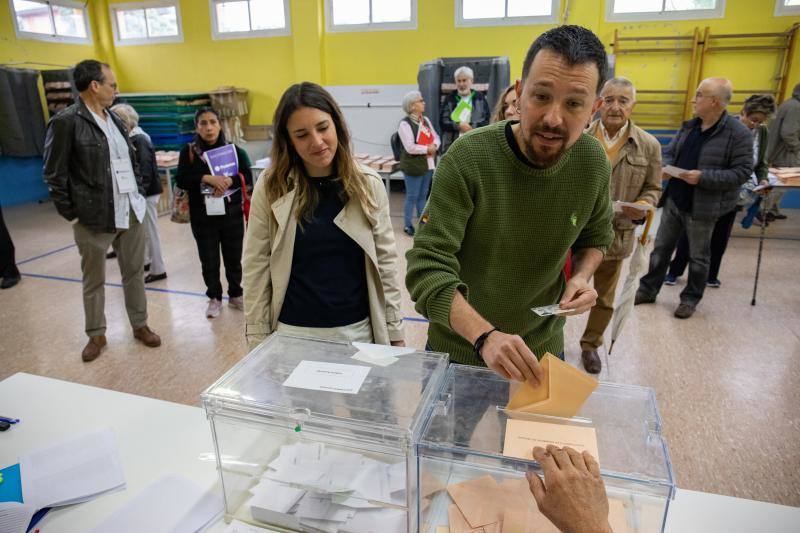 La ministra de Igualdad, Irene Montero y el exvicepresidente segundo del Gobierno y exlíder de Podemos Pablo Iglesias, ejercen su derecho al voto en el Colegio Público La Navata