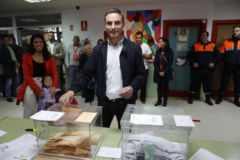 El candidato del PSOE a la Presidencia de Madrid, Juan Lobato vota en su colegio electoral de Chozas de la Sierra en Soto del Real, Madrid