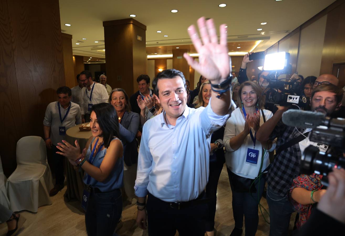 El ambiente electoral en la sede del PP, en imágenes