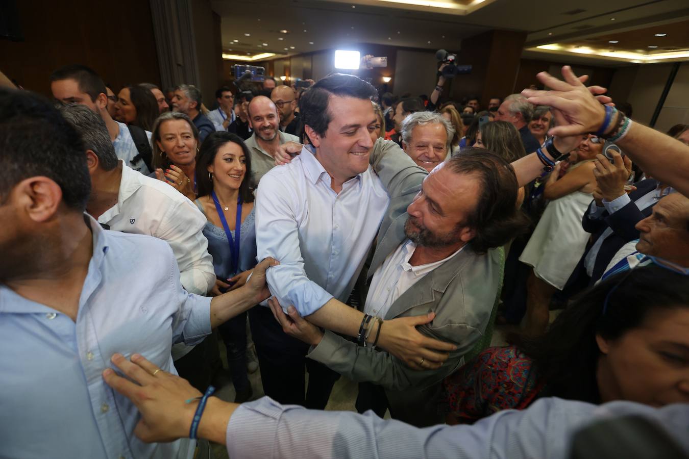 El ambiente electoral en la sede del PP, en imágenes