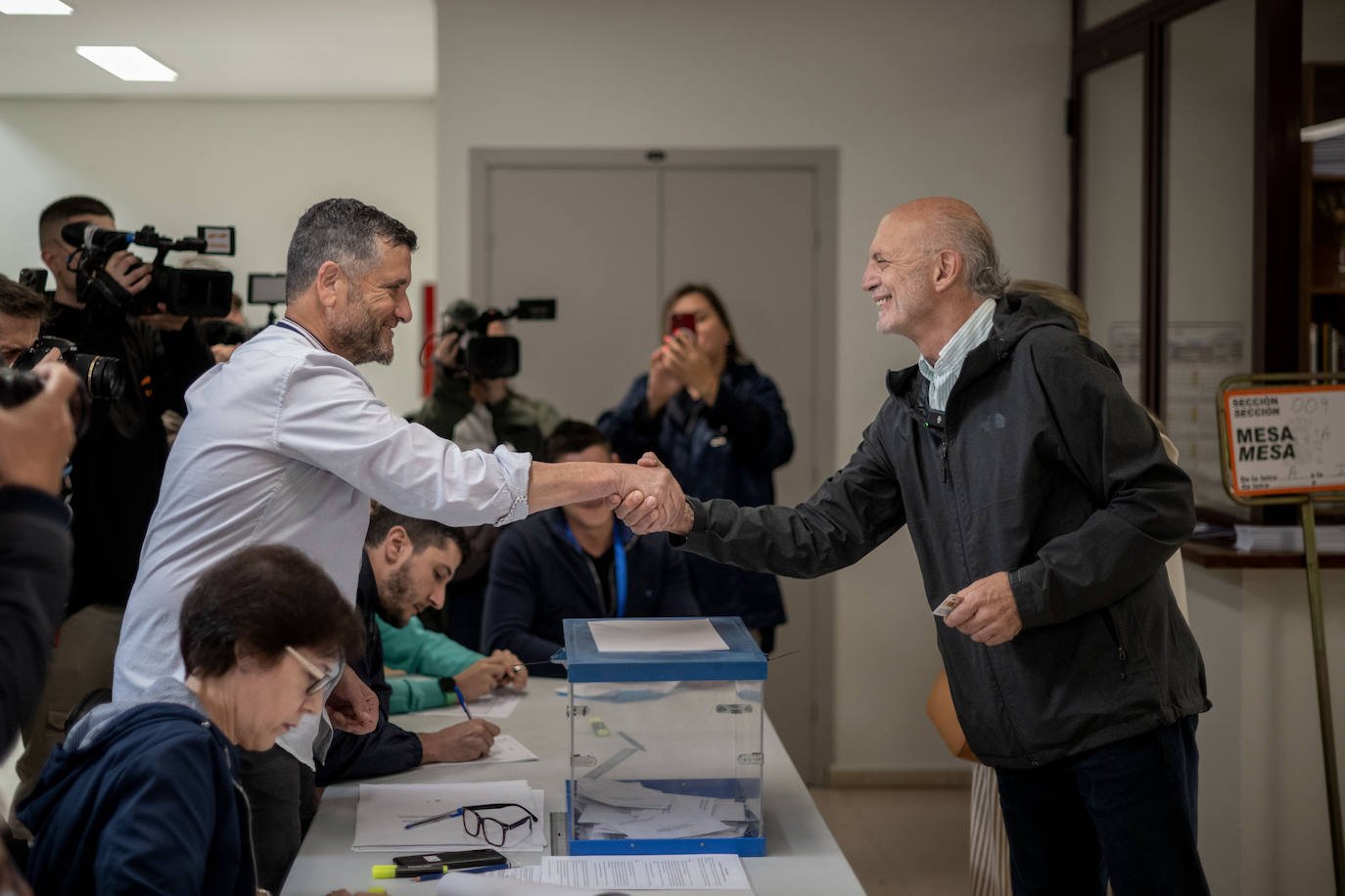 El candidato por el PP en Oruense, Manuel Cabeza saluda a los interventores tras ejerce su voto en el colegio electoral instalado en la Delegación de Sanidad de Ourense