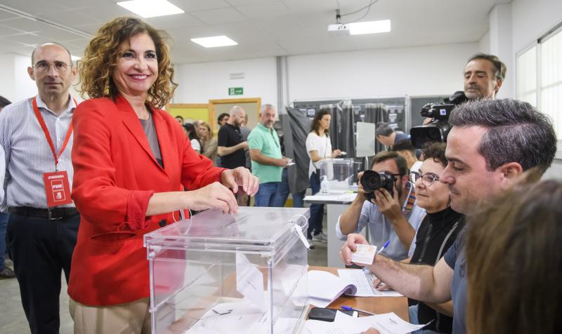 La ministra de Hacienda y Función Pública, María Jesús Montero, vota en un colegio electoral de Sevilla